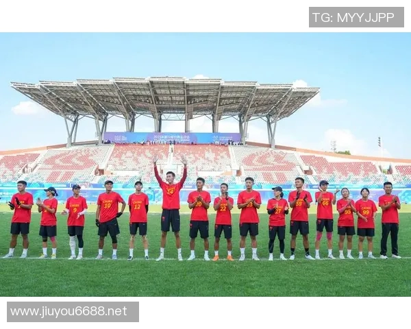 成都足球队在足球团队协作排行榜中荣获第十名展现出强大团队精神与合作能力